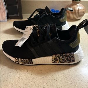Adidas size 7 women’s ! Brand new never worn